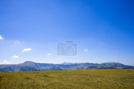 Téléchargez les photos : Paysage de montagne avec espace vide sur ciel bleu clair - en image libre de droit