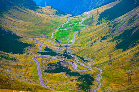 Téléchargez les photos : Transfagarasan célèbre route en Roumanie, Montagnes Fagarasi - en image libre de droit