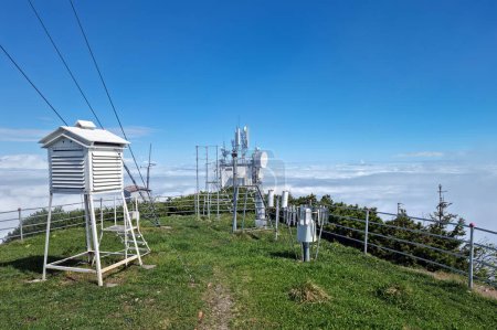 Téléchargez les photos : Station météorologique au-dessus des nuages. Ceahlau, Roumanie - en image libre de droit