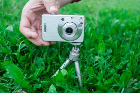 Téléchargez les photos : Vieil appareil photo numérique prenant des photos dans la nature - en image libre de droit