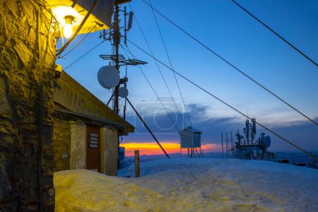 Téléchargez les photos : Station météorologique au coucher du soleil. Ceahlau Toaca montagne, Roumanie - en image libre de droit