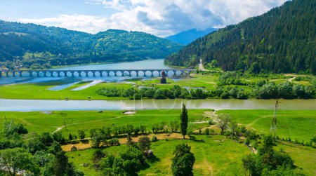 Téléchargez les photos : Lac et viaduc (pont Poiana Largului en Roumanie) - en image libre de droit