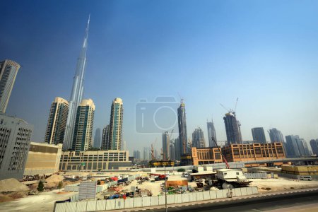 Téléchargez les photos : Bâtiments en construction dans la ville de Dubaï, EAU - en image libre de droit