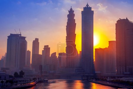 Téléchargez les photos : Ville de Dubaï skyline le matin, lever du soleil - en image libre de droit