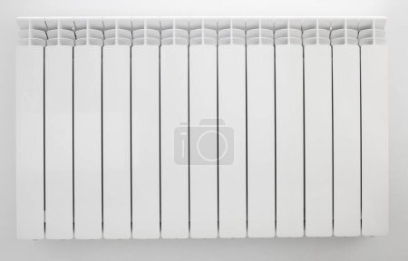 Téléchargez les photos : Radiateur blanc pour le chauffage de la pièce au mur - en image libre de droit