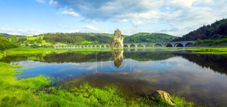 Téléchargez les photos : Piatra Teiului pierre calcaire et viaduc du lac Bicaz, Roumanie - en image libre de droit