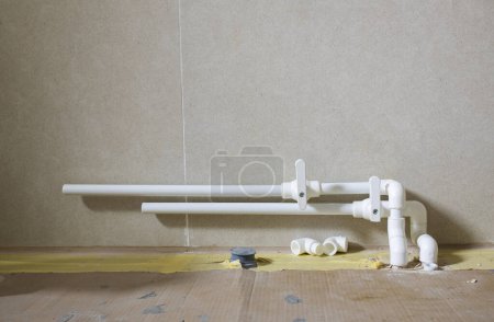 Téléchargez les photos : Tuyaux de chauffage de l'eau dans la salle de bain. processus de construction - en image libre de droit