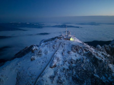 Téléchargez les photos : Sommet Toaca dans la montagne Ceahlau, Roumanie. Scène aérienne en hiver - en image libre de droit
