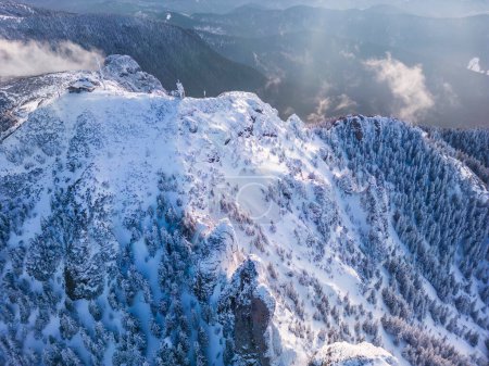Téléchargez les photos : Paysage hivernal dans la montagne Ceahlau, Roumanie. image aérienne - en image libre de droit