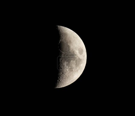 Téléchargez les photos : Photo de la Lune prise de la maison avec zoom - en image libre de droit