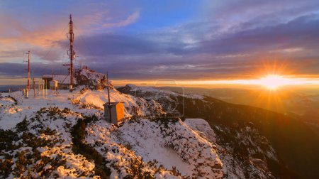 Téléchargez les photos : Station météorologique pour Roumanie, Ceahlau. coucher de soleil paysage - en image libre de droit