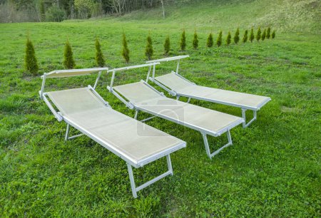 Téléchargez les photos : Chaises pour la détente dans l'herbe verte. - en image libre de droit