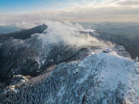 Téléchargez les photos : Station météo Ceahlau Toaca en hiver. Roumanie - en image libre de droit