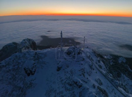 Téléchargez les photos : Paysage de montagne au-dessus des nuages. Ceahlau coucher du soleil, Roumanie - en image libre de droit