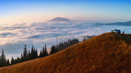 Téléchargez les photos : Voiture hors route sur le sommet de la montagne. Carpates, Roumanie - en image libre de droit