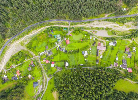 Téléchargez les photos : Vue aérienne du village depuis un drone. Petru Voda, Roumanie - en image libre de droit