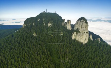 Téléchargez les photos : Sommet Toaca dans la montagne Ceahlau, vue aérienne. Roumanie - en image libre de droit