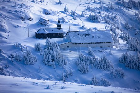 Téléchargez les photos : Église dans le paysage de montagne d'hiver. Ceahlau, Roumanie - en image libre de droit