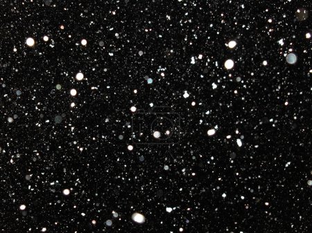 Téléchargez les photos : Flocons de neige la nuit, fond noir. neige, prise avec flash - en image libre de droit