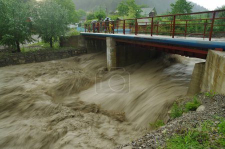Téléchargez les photos : Inondation à un pont. Rivière Largu, Roumanie - en image libre de droit