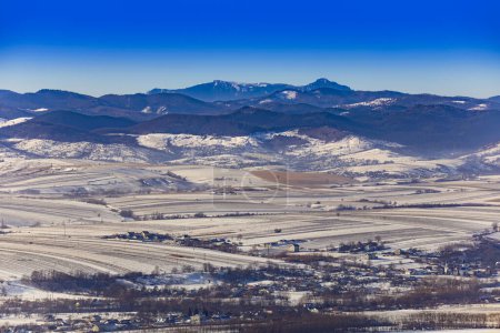 Téléchargez les photos : Ceahlau montagne dans le paysage hivernal. vue de Targu Neamt - en image libre de droit