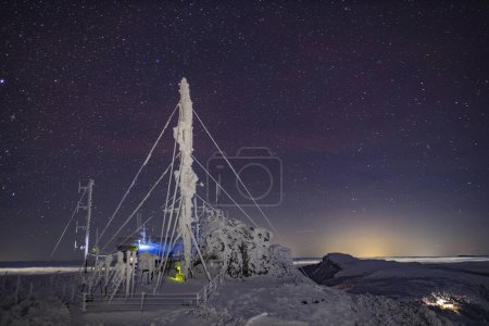 Téléchargez les photos : Station météo Ceahlau en Roumanie. Scène nocturne avec des étoiles en hiver - en image libre de droit