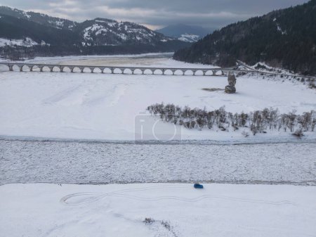 Téléchargez les photos : Voiture conduite dans le paysage de neige d'hiver. Roumanie - en image libre de droit