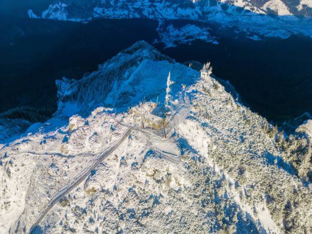 Téléchargez les photos : Ceahlau Toaca sommet de montagne en hiver - en image libre de droit