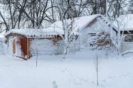 Foto de Paisaje campestre de invierno, casa rural en la nieve - Imagen libre de derechos