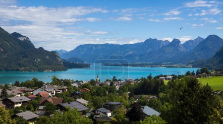 Petite ville Sankt Gilgen sur le rivage Wolfgangsee avec parapente. Journée ensoleillée, Autriche Alpes paysage