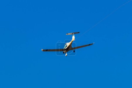 Ultraleichtflugzeug mit langem Fyling am blauen Himmel. Hintergrund Luftfahrt
