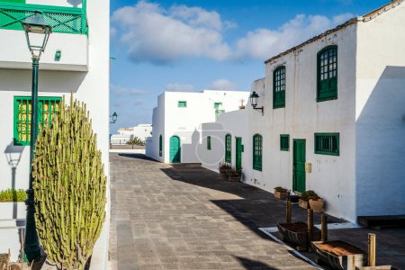 Foto de Pintoresco asentamiento blanco y verde llamado Pueblo Marinero diseñado por Cesar Manrique ubicado en Costa Teguise, Lanzarote, Islas Canarias, España - Imagen libre de derechos