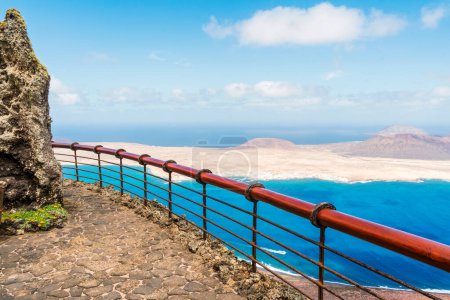 Insel Graciosa vom Miraror del Rio Aussichtspunkt auf der Insel Lanzarote, Kanarische Inseln, Spanien