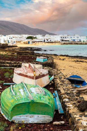 Téléchargez les photos : La Graciosa landscape - colorful boats on a shore and white architecture of Caleta del Sebo, Canary Islands, Spain - en image libre de droit