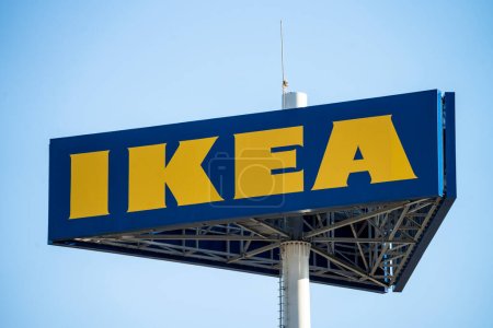 Téléchargez les photos : 5 janvier 2023 - Loule, Portugal : Un énorme panneau Ikea contre le ciel bleu - en image libre de droit