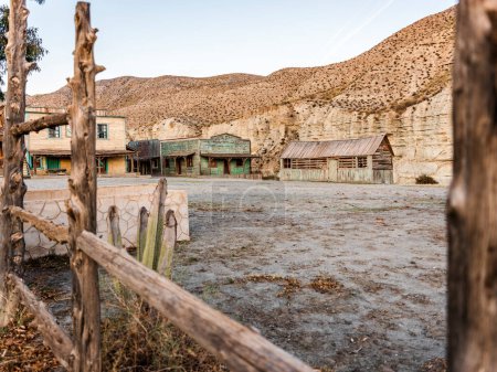 Téléchargez les photos : Superbe vue sur l'extérieur de style occidental pour les films, mini hollywood au milieu du désert, à Tabernas, Almeria, Andalousie, Espagne - en image libre de droit