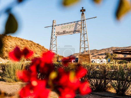 Foto de Almería, España - 30 de diciembre de 2022 Gran vista de la entrada de Oasys (anteriormente conocido como Mini Hollywood) es un parque temático español de estilo occidental en Almería, Andalucía, España - Imagen libre de derechos