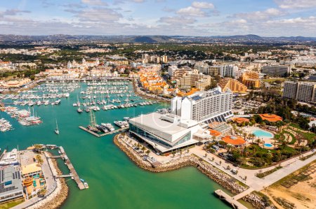 Foto de Impresionante vista del moderno, animado y sofisticado puerto deportivo de Vilamoura, uno de los mayores centros turísticos de ocio de Europa, Vilamoura, Algarve, Portugal - Imagen libre de derechos