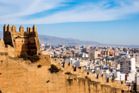 Téléchargez les photos : Superbe vue sur l'historique château d'Alcabaza de Almeria, une construction complexe fortifiée de la citadelle défensive, à Almeria, Andalousie, Espagne - en image libre de droit