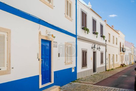 Foto de Impresionante vista de las casas tradicionales portuguesas, algarve diseño típico y arquitectura, lugares tradicionales encalados, Albufeira, Algarve, Portugal - Imagen libre de derechos