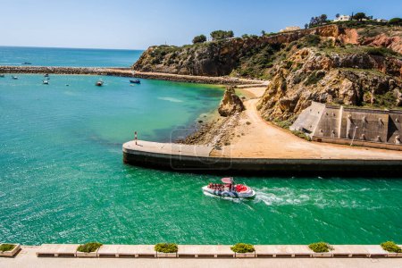 Foto de Impresionante vista de Marina en Albufeira, hermosa foto de verano, cielo azul y paseo lateral, playa de pescadores, Praia dos Pescadores, Albufeira, Portugal - Imagen libre de derechos