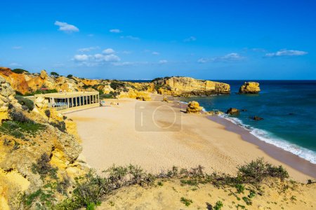 Foto de Hermosa playa de arena llamada Sao Rafael en Albufeira, Algarve, Portugal, Europa - Imagen libre de derechos