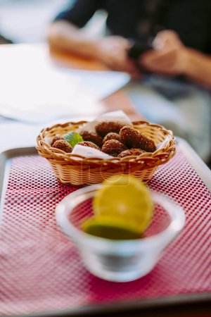 Deliciosas croquetas de pollo en la canasta en la mesa del restaurante, Portugal