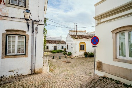 Foto de Zona residencial con arquitectura tradicional portuguesa en Sao Bras de Alportel, Algarve, Portugal - Imagen libre de derechos