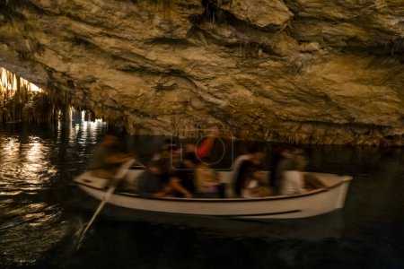 Menschen im Boot auf dem See in den Drach-Höhlen auf Mallorca, Spanien, Europa