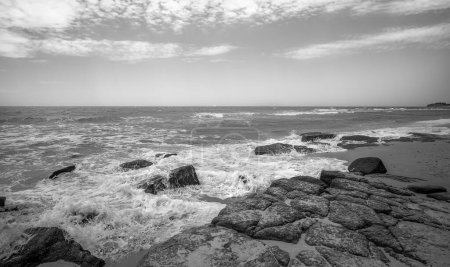 Téléchargez les photos : Photo de la plage de Mooloolaba en noir et blanc avec des vagues de surf s'écrasant sur les rochers - en image libre de droit