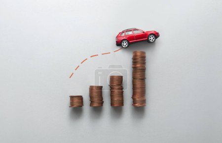 Foto de Aumento de combustible, gasolina, concepto de precio, gráfico de negocios pilas de monedas con coche de juguete moviéndose hacia arriba - Imagen libre de derechos