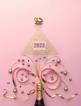Téléchargez les photos : 2023 champagne et décorations en forme d'arbre de Noël, vacances, concept de célébration du Nouvel An - en image libre de droit