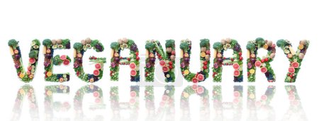 Foto de Título de la palabra vegetal creado con frutas, verduras, frutos secos y legumbres variadas sobre un fondo blanco - Imagen libre de derechos