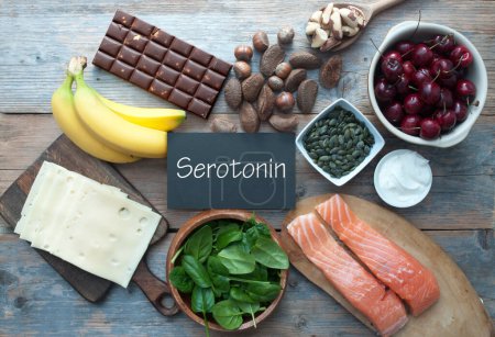 Foto de Serotonina, concepto de comida de buen humor, incluyendo nueces brasileñas, chocolate negro, cerezas y salmón - Imagen libre de derechos
